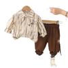 Roupas da Moda Infantil Outono 2025 Primavera & Outono Novo Estilo Cardigã Camisa Estampada para Menino Conjunto de Duas Peças Roupas da Moda para Bebê