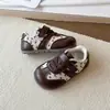 Zapatillas infantiles con estampado floral, nueva colección otoño/invierno 2026, zapatos de interior de punta redonda para niñas, adecuados para el jardín de infancia, y diseñados en estilo de zapatillas de entrenamiento alemanas