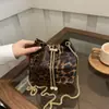 Bolso Cubo de Moda con Estampado de Leopardo para Mujer, Elegante Diseño de Cadena, Nuevo Estilo Otoño e Invierno, Bolso Cruzado Elegante y Único