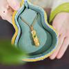 Joyería de oro Jin Yan con accesorios de oro arena vietnamita, colgante de dios de la riqueza de calabaza incrustado con diamantes verdes para atraer riqueza y retener la riqueza, collar con colgante