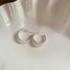 Pendientes Europeos y Americanos Transfronterizos de Metal Estilo Multicapa Texturizados en Forma de C, Pendientes de Lujo Ligero de Gama Alta, Accesorios de Oreja Versátiles y Elegantes Retro