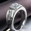 Anel Masculino Novo Estilo, Anel de Diamante Estiloso e Ousado, Anel de Diamante Sintético para Homens, Anel de Moissanita Banhado a Platina 925 Atacado