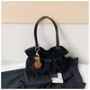 Bolsa de ombro retrô elegante e de alta qualidade, nova para 2026, de grande capacidade para o dia a dia, com um design de bolsa tote descontraído, plissado e de cor sólida