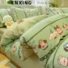 Lindo juego de ropa de cama de franela de algodón con cachorros, juego de cuatro piezas para otoño e invierno, funda de edredón engrosada, juego de tres piezas para cama individual con sábana bajera
