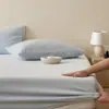 Sábana Bajera Ajustada Sencilla Nueva de Terciopelo de Leche, Pieza Única, Completamente Mate, Engrosada, Antideslizante, Cubierta de Cama Completamente Cerrada, Permanece en su Lugar, Protector de Colchón