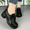 Mocassins de couro macio com salto grosso para mulheres, novidade outono 2026 estilo britânico com cadarço, sapatos pequenos de couro, sapatos mãe versáteis de sola macia