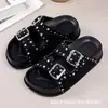 Chinelos de Verão 2026 Estilo Praia Slip-On com Fivelas Duplas e Rebites para Uso Externo, Chinelos de Moda de Alta Qualidade para Mulheres com Solado Grosso