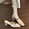 Nova coleção de verão 2026: sandálias mule femininas de bico aberto com bico quadrado, saltos grossos e design de chinelo, perfeitas para usar ao ar livre