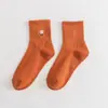 Calcetines Zhuji otoño e invierno Nuevos calcetines de media caña bordados calcetines de margarita ins moda femenina calcetines de moda venta al por mayor calcetines de algodón