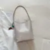 Bolsa Saco de Cor Sólida com Padrão Trançado para Mulheres Moda Verão 2026 Nova Bolsa de Mão Casual para Trabalho e Deslocamento Bolsa de Ombro