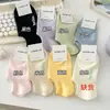 Meias de Cano Curto de Verão para Mulheres Estilo College Meias Barco Cor Doce Estampa de Letras Invisível Meias Curtas de Algodão para Mulheres
