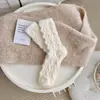 Calcetines esponjosos para mujer, de longitud media hasta la pantorrilla, forrados de felpa y engrosados para abrigar, adecuados para usar en casa y para dormir, con un diseño trenzado, calcetines gruesos de invierno