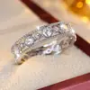 Anillo hueco retro francés transfronterizo, incrustación de circonita de alta venta, anillo de lujo ligero, elegante, de alta gama, simple y versátil para el trabajo