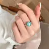 Impresionante anillo de diamantes vintage, diseño de nicho retro exquisito de lujo ligero con un toque de alta gama y artesanía intrincada