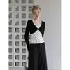 Camiseta ummoimom preta com bolinhas, decote V torcido e gola halter, design de duas peças falsas, manga longa para mulheres, design de início de outono, top justo