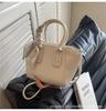 Bolso de Cubo Portátil con Patrón de Lichi de Moda 2024 Nuevo Estilo Coreano Nicho Bolso Cruzado Súper Popular Bolso de Hombro para Trabajo/Viaje
