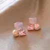 Pendientes Geométricos de Zirconia Rosa Electrochapados en Oro Real Estilo Coreano Lujo Accesible Pendientes con Diseño de Cubo de Azúcar Pendientes Sencillos de Nicho para Mujer