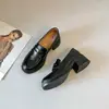 Sapatos de Couro com Salto Bloco Estilo Britânico para Mulheres 2026 Novidade Quente Outono Retro Versátil Mocassins Franceses Sapatos de Salto Médio