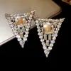 Aretes colgantes de gota de agua geométricos incrustados de diamantes con aguja de plata, modernos y versátiles para el uso diario, lujo ligero con un toque de alta gama, exquisitos aretes para mujer