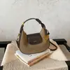 Bolso de mano de terciopelo transfronterizo, minimalista y moderno, una lujosa nueva colección de otoño 2026 para mujer, con un colgante en forma de corazón, diseñado para llevar al hombro, en la mano, cruzado o debajo del brazo.