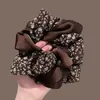 Goma para el pelo tipo scrunchie de retazos florales pequeños estilo coreano, una delicada liga para el cabello de doble capa para mujer, perfecta para crear un peinado de moño y suave con el cabello.