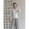Camiseta de manga larga con cuello redondo y bloques de color estilo coreano para mujer, camiseta básica de otoño ajustada, top blanco
