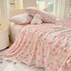 2026 Nova Classe A Grau Mãe e Bebê Toque de Nuvem Gaze de Camada Dupla Lençol de Cama Estampa Pequena Fresca Conjunto de Três Peças Lençol de Cama Peça Única