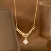 Fronteiriço Internacional Mais Vendido Tema de Moda Personalizado Micro-incrustação de Zircônio Completo Grande V Clássico Aço Titânio Banhado a Ouro Real 18K Pingente Clavícula
