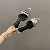 Sandálias de salto alto bico fino com abertura nos dedos, novo modelo 2026 para mulheres, sandálias de verão stiletto slip-on de verniz sexy pretas para uso externo