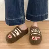 Nuevas pantuflas peludas de nicho para otoño e invierno para mujer, adecuadas para usar en exteriores, con suelas gruesas, versátiles, antideslizantes y cálidas pantuflas de algodón para uso en casa