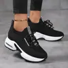 Zapatillas Deportivas de Punto Volador Transfronterizas 2025 Nuevo Estilo Verano Aumentadoras de Altura para Mujer Zapatos de Malla Blancos Casuales Zapatos de Papá Modernos