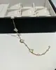 V Dourado 3.0 Banhado a 18K, Luxo Leve e Sensação de Alto Padrão, Pulseira de Trevo de Quatro Folhas com Concha Branca para Mulheres, Madrepérola Natural, Elegante e Fashion