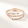 Nova Pulseira de Aço Titânio com Preço Especial para Mulheres em Formato de C Fashionável com Diamantes Resistente à Cor Alta Qualidade Joia para Melhor Amiga