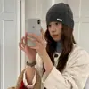 Gorro de punto trenzado estilo coreano para mujer, versátil para otoño e invierno, hace que la cara se vea más pequeña, un gorro de punto acogedor y suave de color gris oscuro