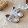 Zapatos de piel estilo princesa para niña, nuevos modelos de primavera y otoño, zapatos pequeños de piel con lazo, suela blanda, lindos zapatos bordados para niños para combinar con faldas
