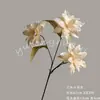Lírios Pequenos Artificiais de 3 Cabeças, Lírios Perfumados para Decoração Suave de Salão de Casamento, Arranjo de Flores de Teto, Decoração de Corredor, Atacado Transfronteiriço do Fabricante