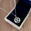 Collar y pendientes de titanio con doble anillo C doble y diamantes completos, estilo europeo y americano, juego de dos piezas para mujer, moderno y popular en línea, cadena para la clavícula más vendida