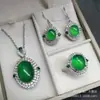 Transmisión en vivo de producto: Conjunto de tres piezas de alta calidad: collar con colgante de paz de jadeíta, aretes y anillo, con incrustación de diamante en un lado sobre calcedonia blanca.