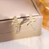 Aretes de Zirconia con Forma de Lazo Electrochapados en Oro Real Aretes con Diseño Calado Lujo Accesible Francés Aretes Simples Dulces de Nicho