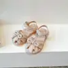 Novas sandálias de princesa para meninas de verão com laços de strass, solas macias, bico fechado, sapatos infantis vazados e respiráveis para idades de 3 a 6 anos