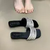 Pantuflas de Plaza Francesa con Pedrería para Mujer Verano 2026 Nuevas Chanclas Planas de Celebridad de Internet Sandalias de Venta Caliente Sensación de Alta Gama