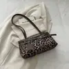 Bolsa baguette com pingente de estrela retrô americana para mulheres, alça de ombro color block com estampa de leopardo, bolsa de ombro única para usar sob o braço, bolsa de mão de nicho da moda