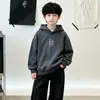 Ropa infantil chaqueta para niño primavera y otoño 2026 estilo nuevo, conjunto de otoño para niños medianos y grandes, chaqueta de cuero para niño, ropa de otoño fresca y moderna