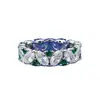 Anillo Deslumbrante de Estilo Francés de Lujo Ligero con Circonitas y Diamantes Blancos y Verdes, Presentando Fila de Diamantes en Forma de Marquise y Diseño Abierto