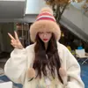 Gorro de hilo mezclado a rayas estilo coreano para mujer, otoño e invierno, forrado de polar, engrosado, cálido, protector de orejas, con cordón y pompón, gorro Lei Feng tejido