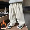 Pantalones de Forro Polar para Niños Otoño e Invierno 2025 Nuevos Elegantes Pantalones Largos Infantiles Atuendo de Invierno Pantalones Cálidos para Niños Frescos y Atractivos de Moda