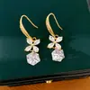 Aretes chapados en oro real de 18k con incrustaciones de circonia, con forma de diamante floral, elegantes y versátiles, con un toque de lujo ligero y alta gama.