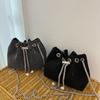 Bolsa de jantar com cordão incrustado de diamantes Bolsa transversal feminina com design moderno Bolsa de balde com corrente de diamantes brilhantes para mulheres