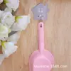 Cuchara para comida de gato y perro de mascota cuchara pala de plástico portátil suministros para comida de mascota fabricantes al por mayor color