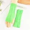 Versão coreana de luvas de lã de inverno femininas de meio dedo trançadas quentes para casais, ciclismo, brincar com celular, fabricantes de dedos, atacado